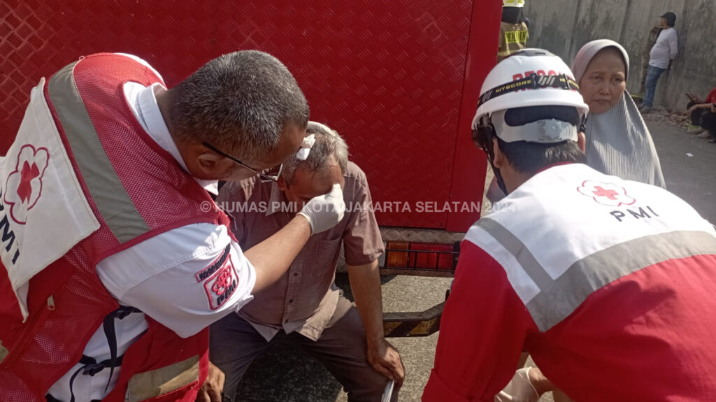 Personil PMI Kota Jakarta Selatan memberikan layanan pertolongan pertama bagi masyarakat selama insiden