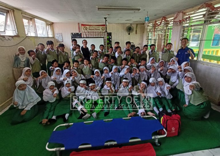 MI NURUL FALAH siap menjadi bagian dari unit pmr di jaksel