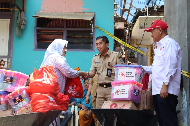 PMI JAKSEL SALURKAN BANTUAN SEMBAKO DAN HYGIENE KIT KEPADA PENYINTAS KEBAKARAN DI KUNINGAN BARAT
