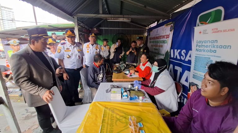 PASTIKAN MUDIK AMAN DAN NYAMAN, PMI JAKSEL GELAR CEK NARKOBA BAGI AWAK BUS DI LEBAK BULUS