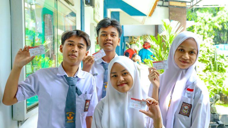 PMI JAKSEL GELAR LAYANAN CEK GOLDAR BAGI PELAJAR DI SMKN 15 JAKARTA BERKOLABORASI DENGAN SUDIN DUKCAPIL DALAM PROGRAM LAKSANA SULTAN