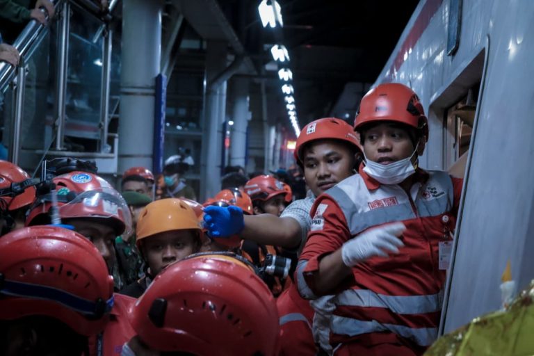 PMI Se-DKI Jakarta Kerahkan 35 Petugas Medis dan Armada Pada Insiden Kecelakaan Kereta di Stasiun Bekasi Timur
