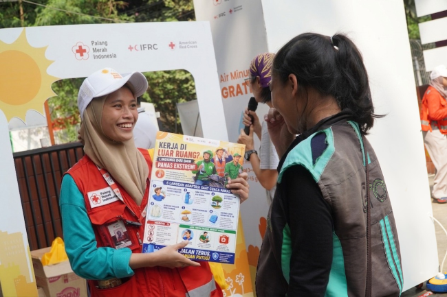 HARI AKSI PANAS 2026, PMI EDUKASI MASYARAKAT DAN BERIKAN AIR MINUM GRATIS