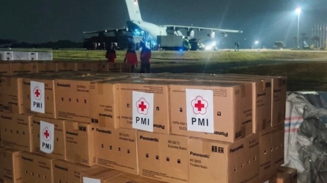 PMI LAKUKAN PERCEPATAN PENGIRIMAN LOGISTIK BAGI KORBAN GEMPA BUMI DI FLORES – NTT MENGGUNAKAN PESAWAT