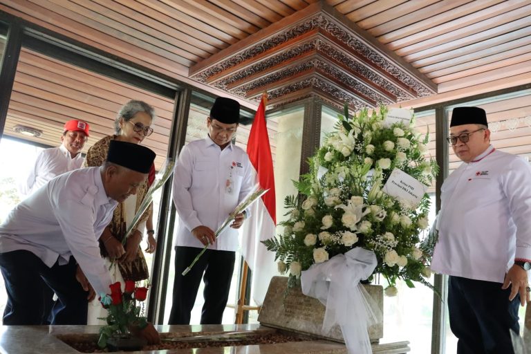 HUT PMI KE 81 ZIARAH DIGELAR DI TANAH KUSIR UNTUK MENGHORMATI BUNG HATTA SEBAGAI KETUA PMI PERTAMA