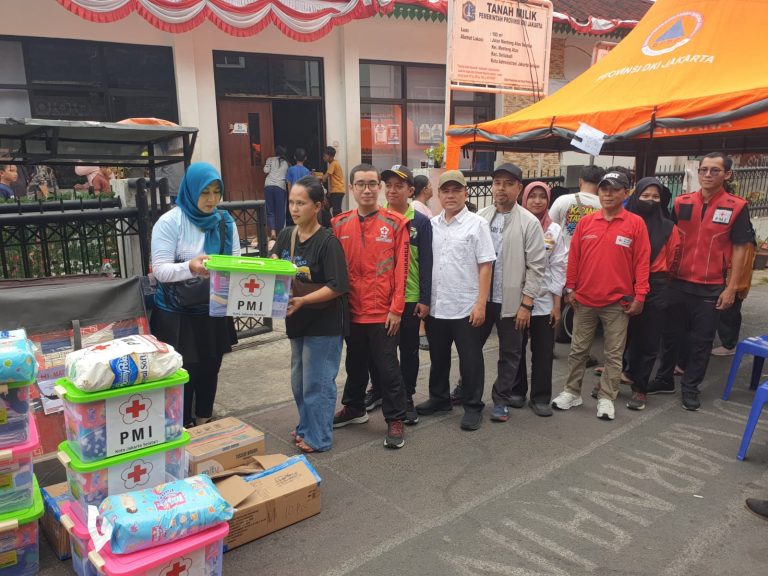 PMI SALURKAN BANTUAN BAGI PENYINTAS KEBAKARAN MENTENG ATAS